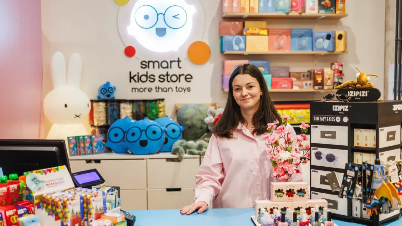 rodzic wybierający grę dla dziecka w sklepie