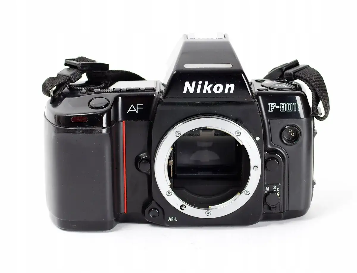 Czarny, stary aparat fotograficzny na klisze Nikon F-801s z paskiem na szyję.