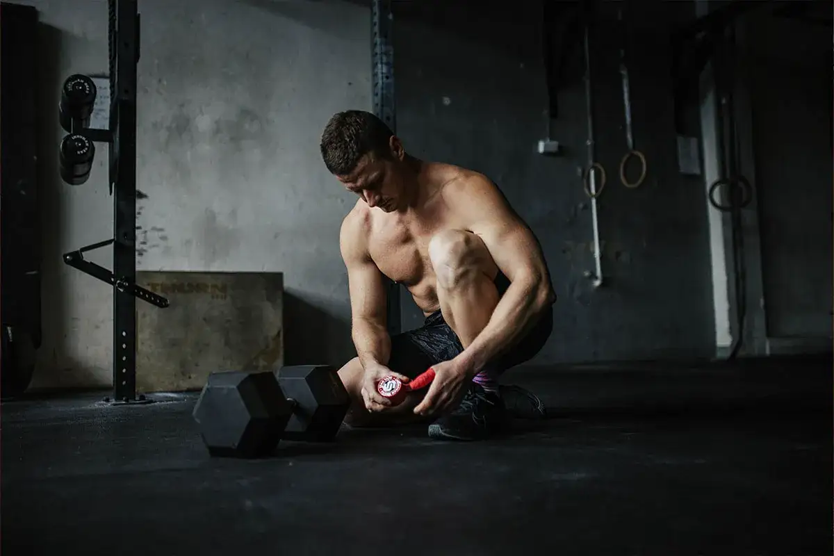 Osoba wykonująca rozgrzewkę na siłowni