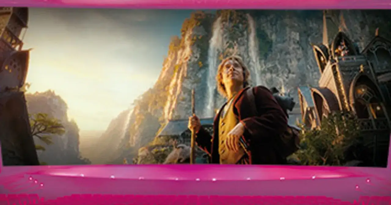 Bilbo Baggins w krainie elfów, z wodospadami w tle. Takie sceny oglądasz, gdy zastanawiasz się, co oznacza HFR w kinie – wyższa płynność obrazu.