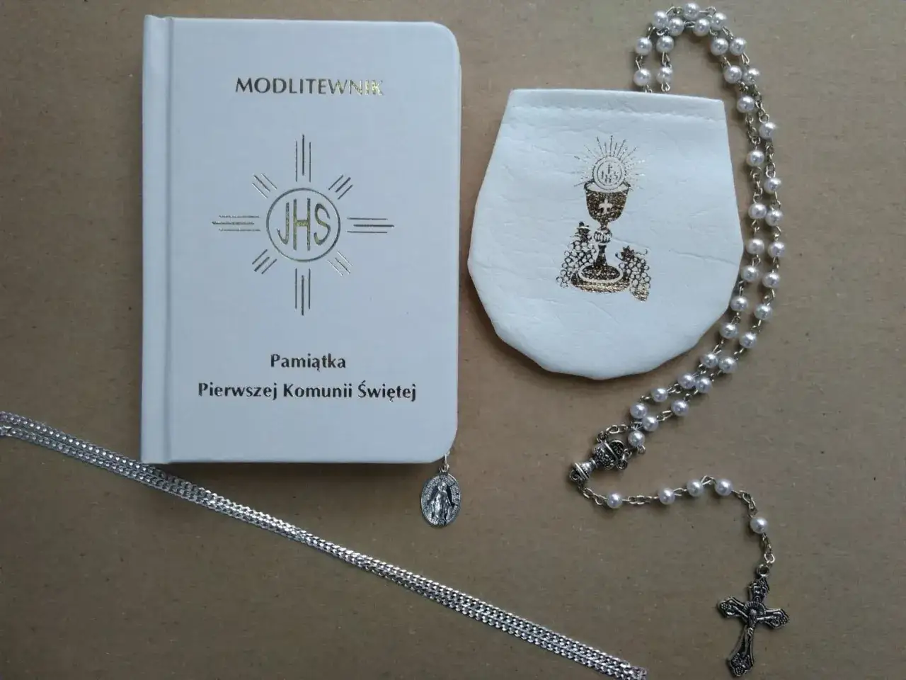 Tradycyjne pamiątki komunijne medalik r&oacute;żaniec Pismo Święte