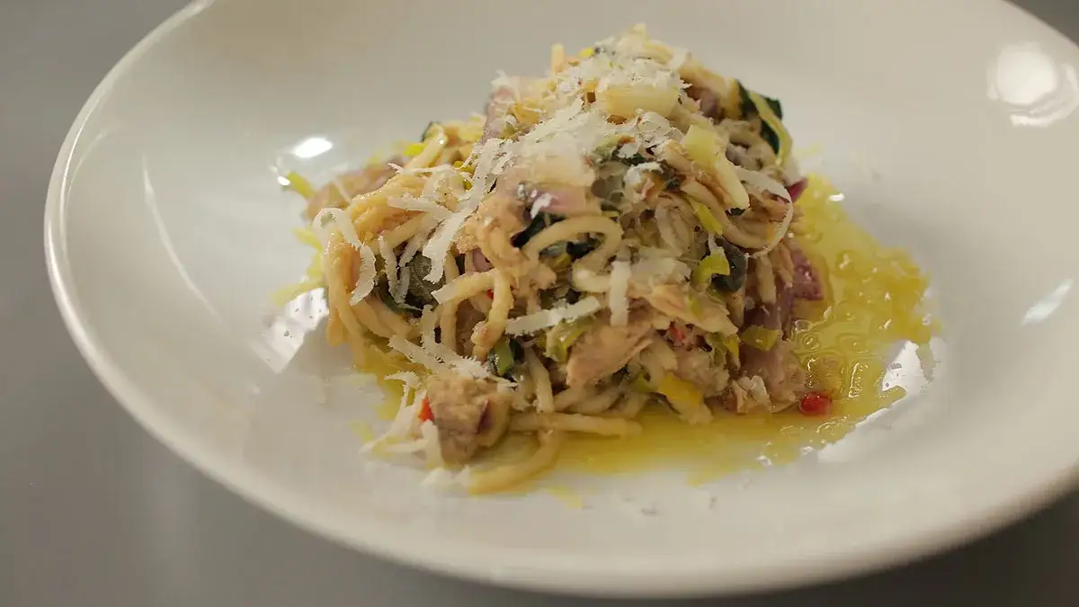 spaghetti z tuńczykiem gotowe danie talerz