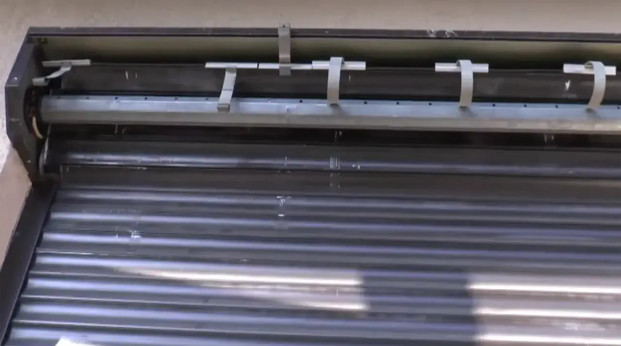 Mechanizm rolety zewnętrznej, pokazujący, jak zamknąć rolety zewnetrzne. Widoczny wałek i uchwyty.
