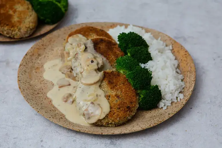 wegetariańskie kotlety z sosem grzybowym