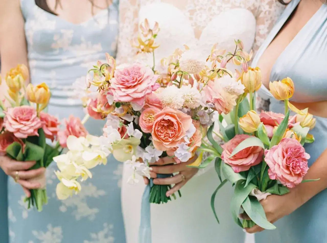 Bukiet ślubny z r&oacute;żami, tulipanami i innymi kwiatami. Idealnie pokazuje, z czym łączyć tulipany w bukiecie, tworząc romantyczną kompozycję.