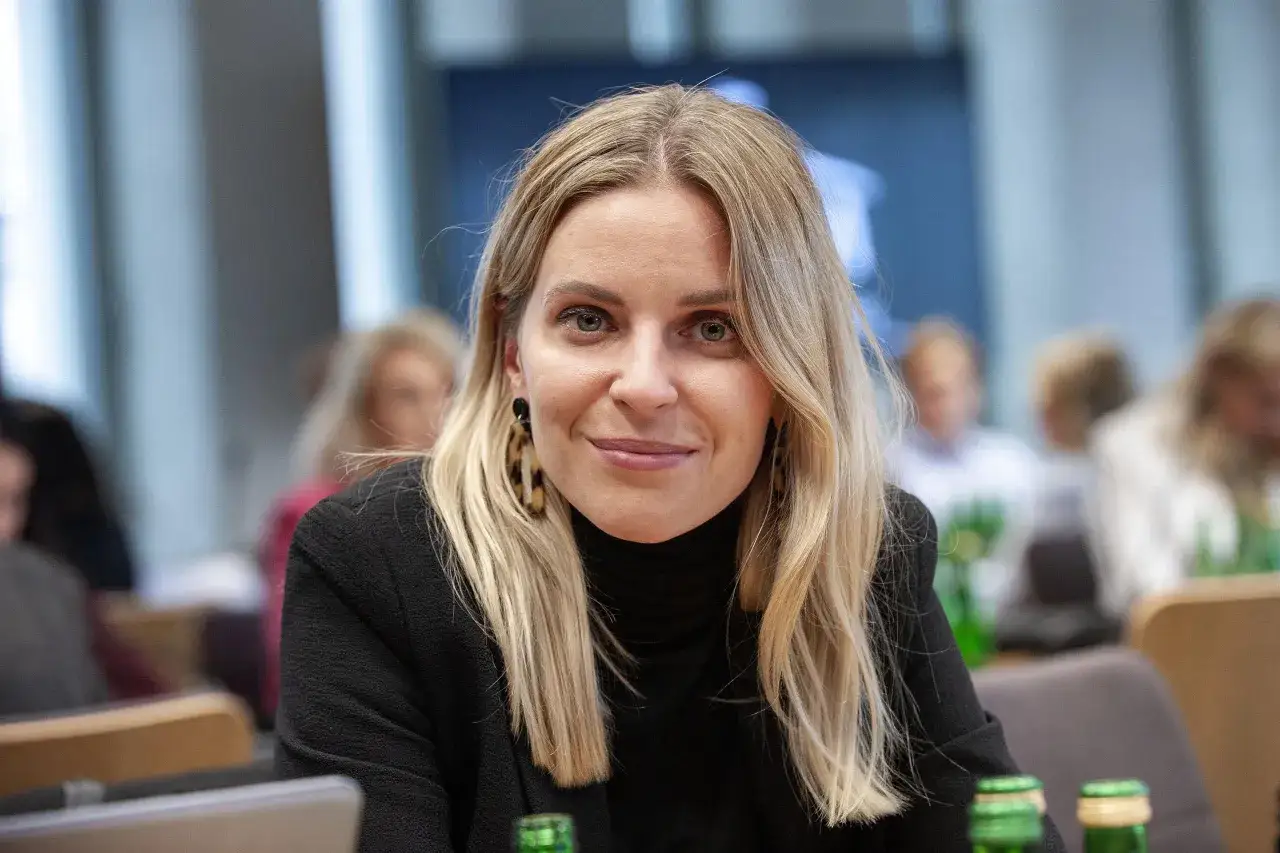 Aleksandra Gajewska, której wykształcenie jest cenione, uśmiecha się podczas spotkania.