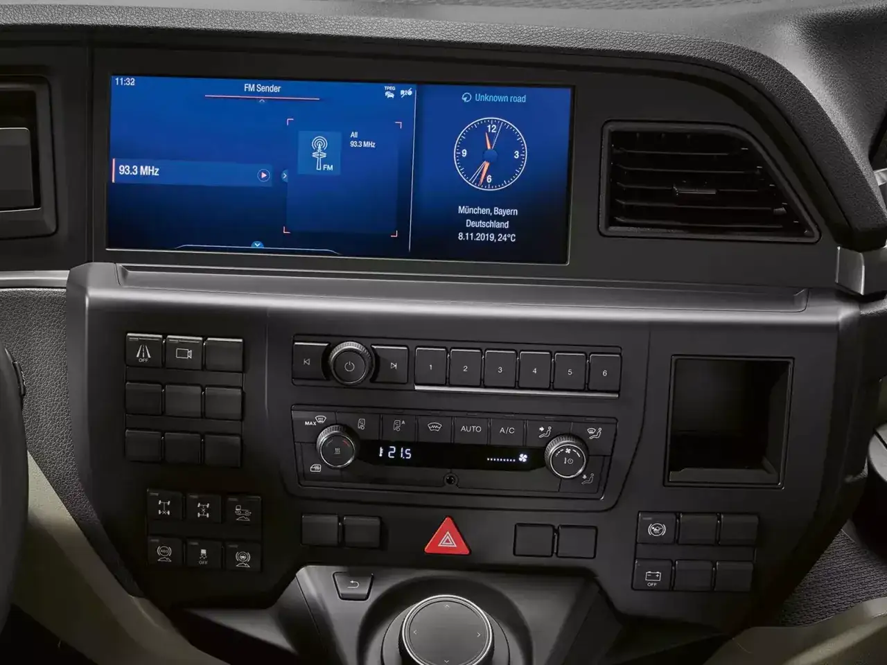 Panel radia MAN TGX z ekranem pokazującym stację FM i zegar. Jak zresetować radio man tgx?