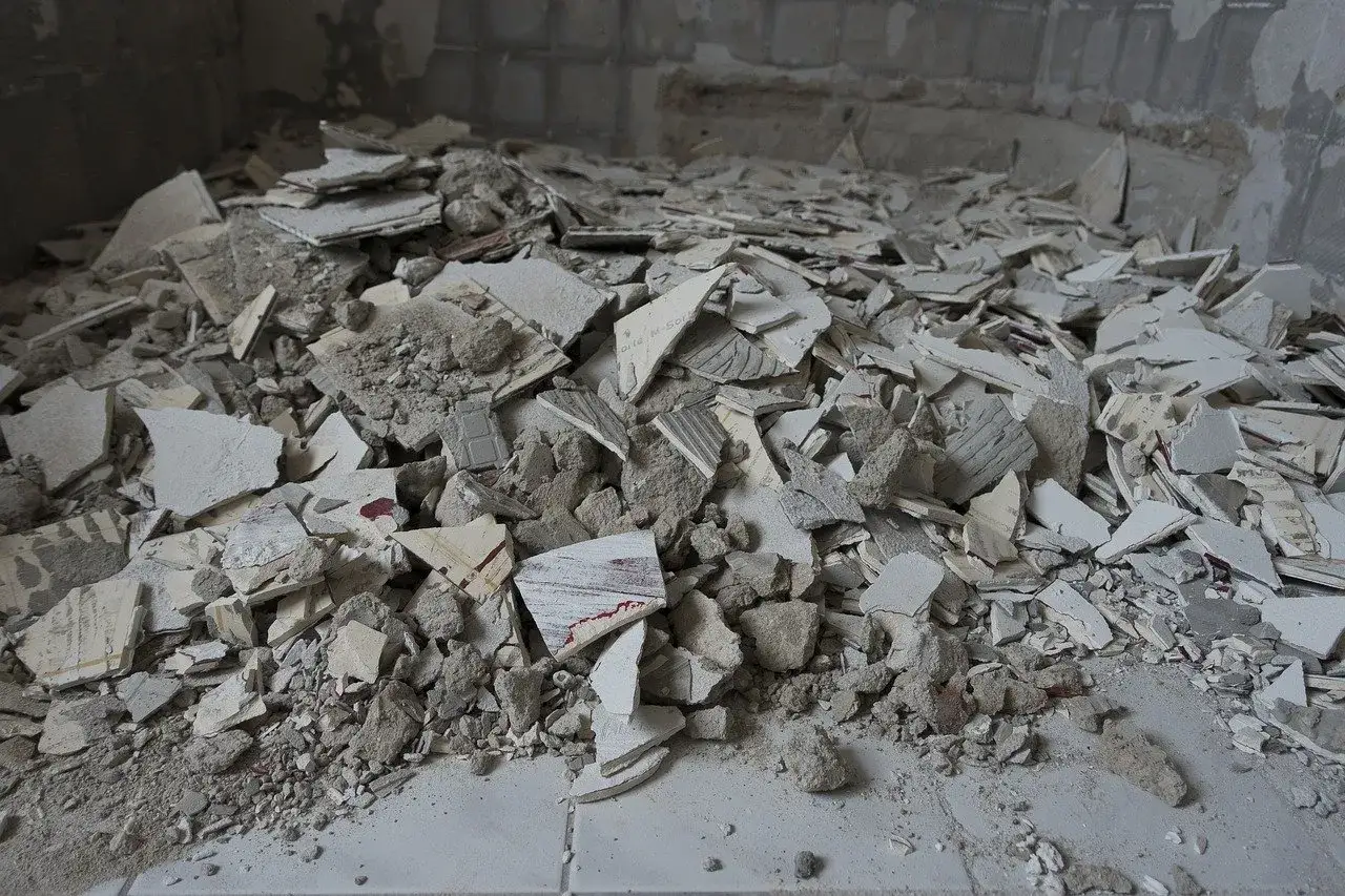 Gdzie wyrzucić tapetę? Stos gruzu po remoncie, resztki płyt gipsowo-kartonowych i tynku.