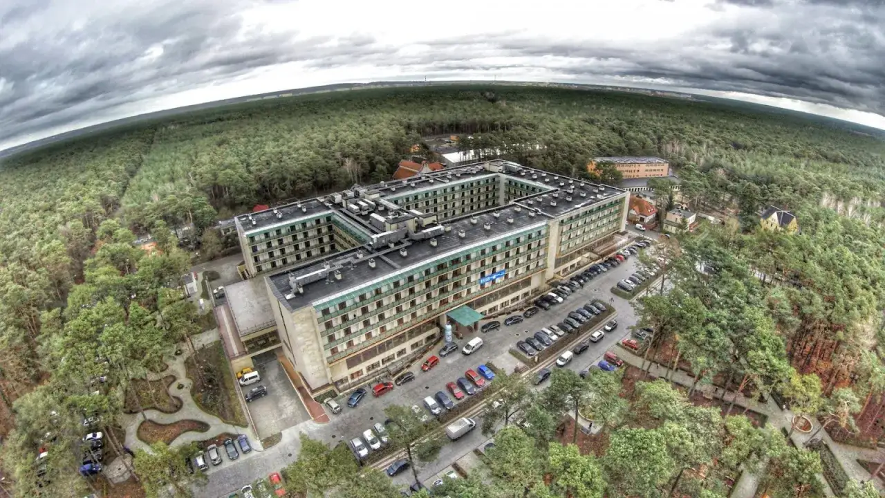 Wieniec-Zdr&oacute;j sanatorium otoczone lasem. Sprawdź ceny pobytu i ofertę.