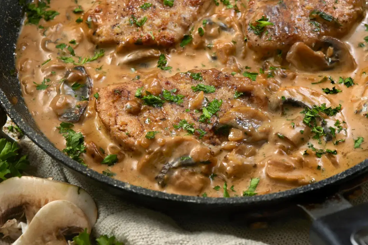duszona polędwiczka wieprzowa w sosie grzybowym