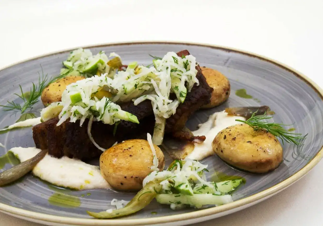 konfitowany boczek na talerzu z dodatkami