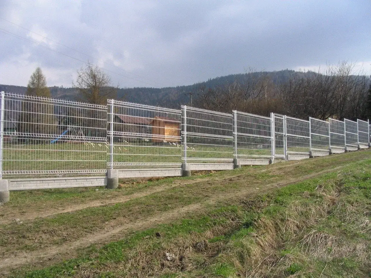Zdjęcie Ile kosztuje ogrodzenie z siatki? Zaskakujące ceny i ukryte koszty