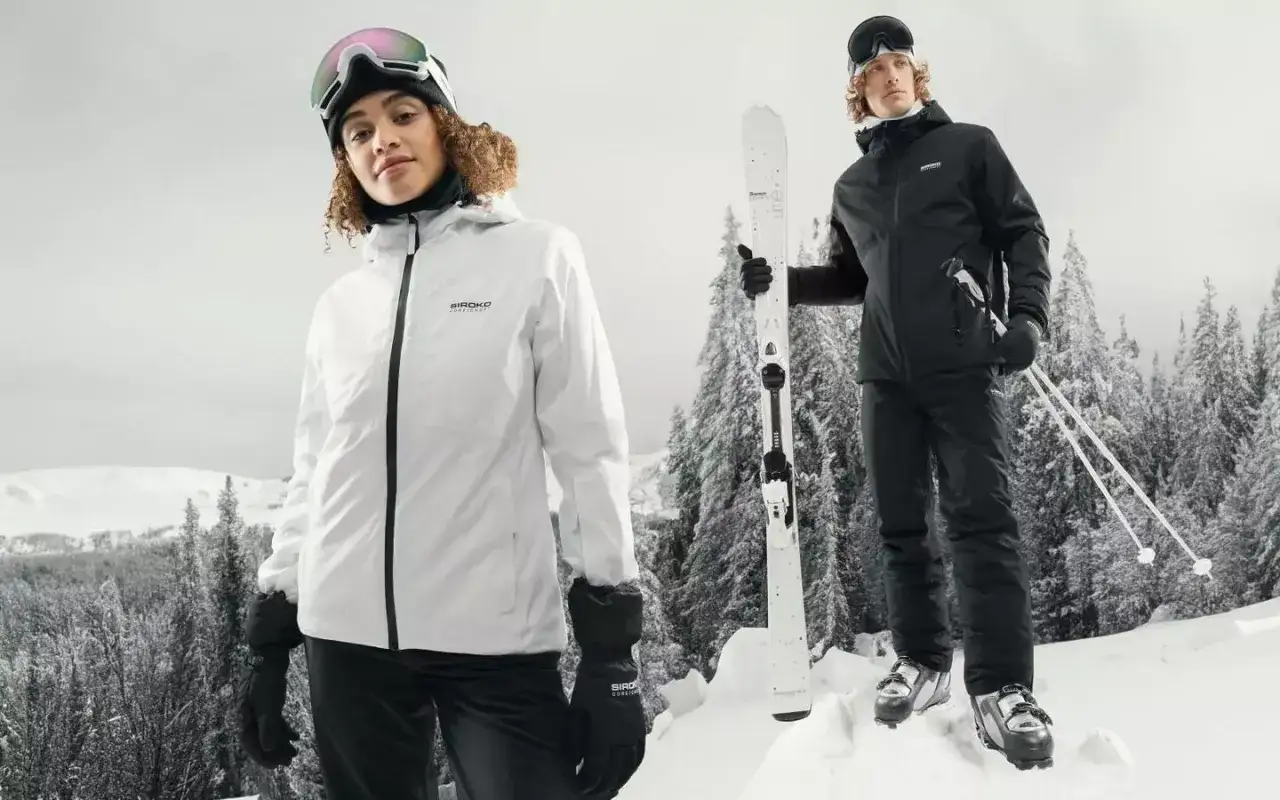narciarka w polarze na stoku
