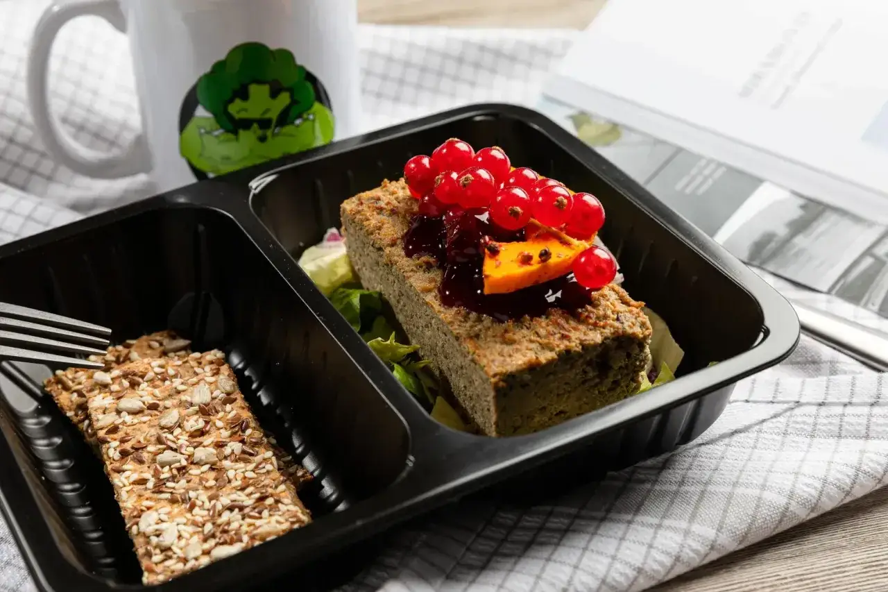 Pyszny pasztet z żurawiną i owocami leśnymi, podany z chrupkim pieczywem. Idealna propozycja od co do grama catering na szybki lunch.