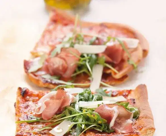 pizza z rukolą i szynką parmeńską