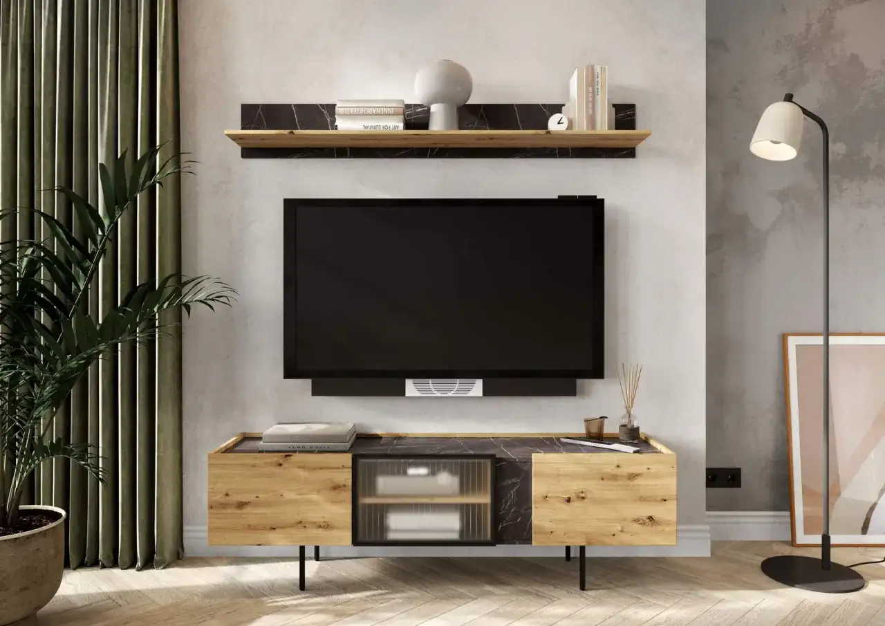 Nowoczesny salon z wbudowanym telewizorem w ścianie, drewnianą szafką RTV i designerską lampą.