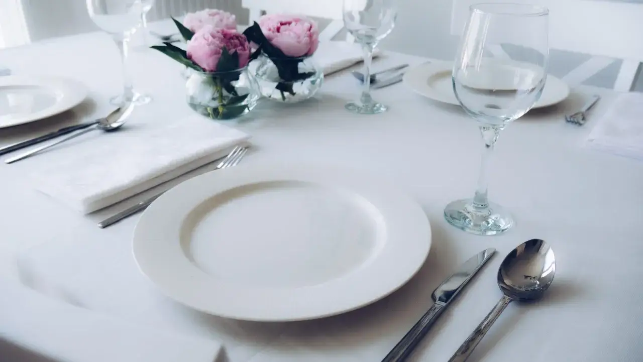 elegancko nakryty st&oacute;ł sztućce