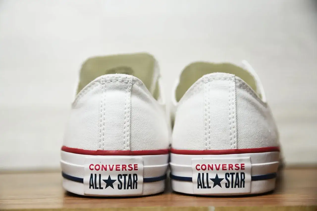 Dwa białe trampki Converse All Star, tył butów. Oryginalne Converse czy podróbki?