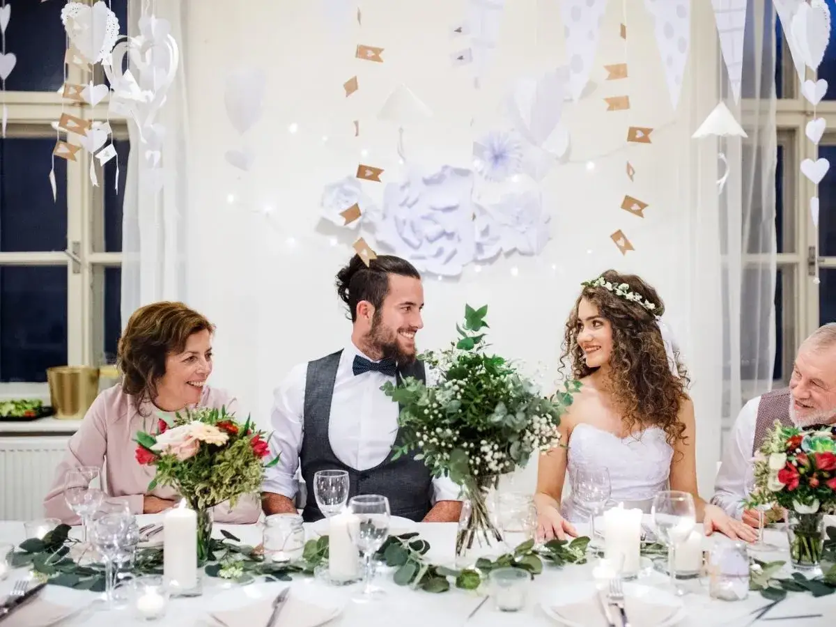 Para młoda planująca usadzenie gości na papierze