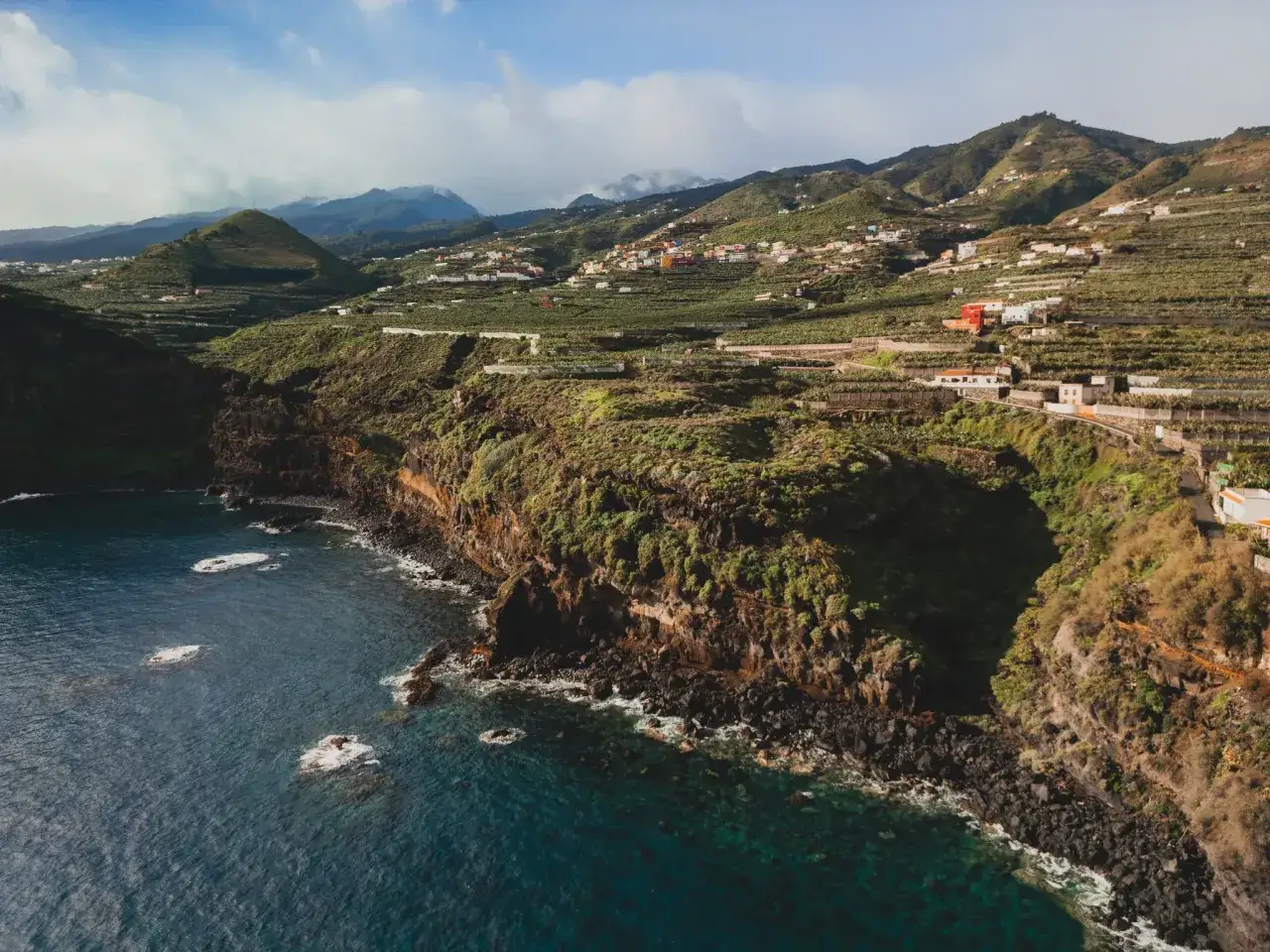 Zielone tarasy uprawne schodzą ku oceanowi. Czy to Gran Canaria czy Teneryfa? Wioska na zboczu góry.