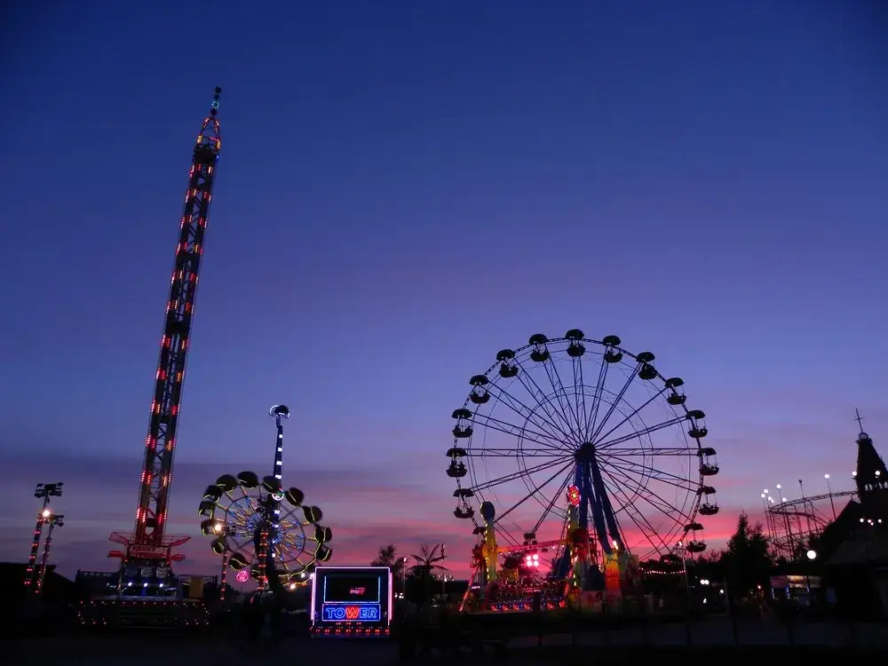 Lunapark Sowiński Władysławowo widok og&oacute;lny wiecz&oacute;r