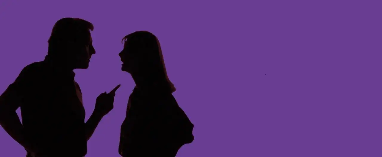 Para zmagająca się z trudnymi pytaniami do partnera. Mężczyzna wskazuje palcem, kobieta odpowiada.