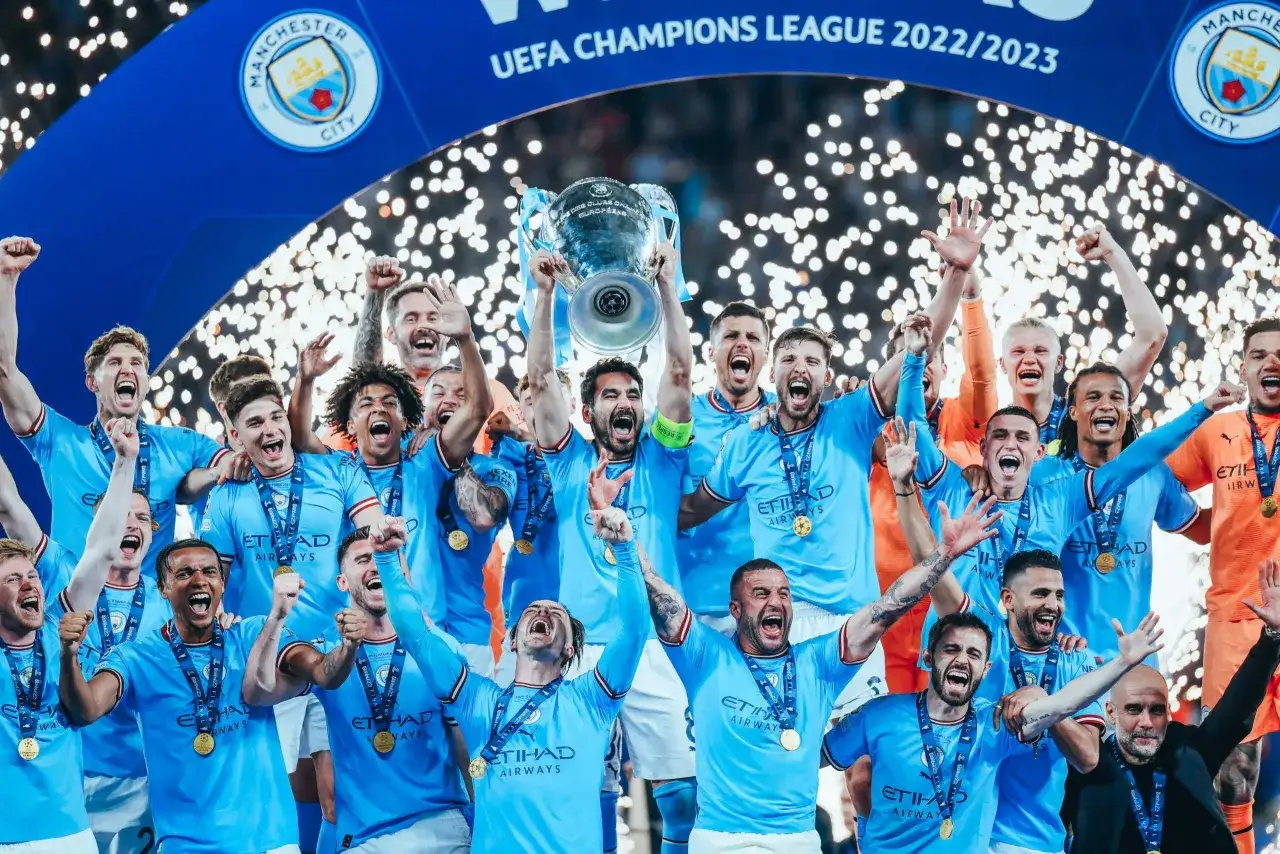 Piłkarze Manchesteru City świętują zdobycie Ligi Mistrzów 2023. To ich pierwszy taki triumf, więc ile razy Manchester City wygrał Ligę Mistrzów? Raz!