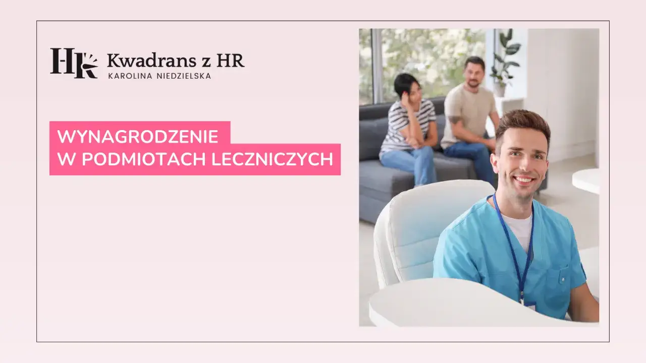 Uśmiechnięty pracownik medyczny przy recepcji. W tle para pacjentów. Temat: sekretarka medyczna zarobki.