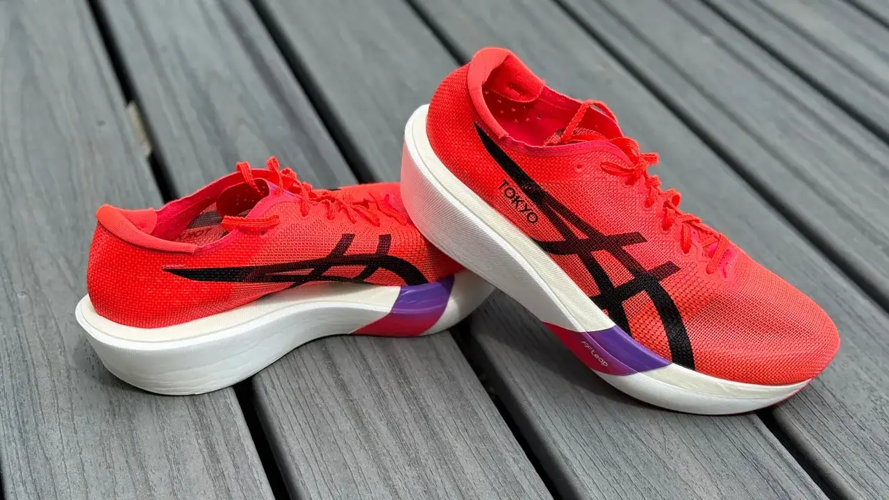 Jaskrawoczerwone buty do biegania z czarnymi akcentami i napisem 