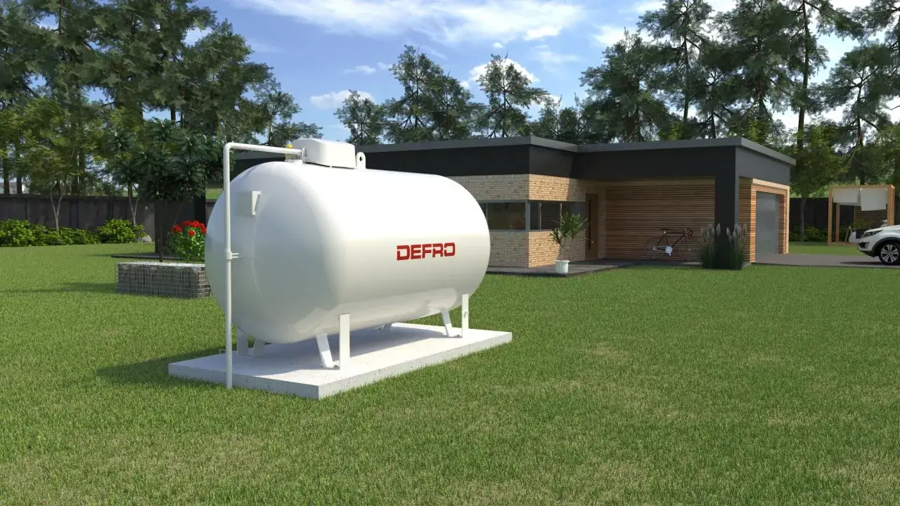 Zbiornik na gaz 2700 na ile wystarcza? Duży biały zbiornik DEFRO na trawniku przed nowoczesnym domem, otoczony zielenią i drzewami.
