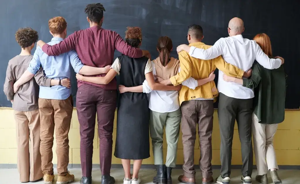 ludzie rozmawiający w bezpiecznym środowisku, empatia