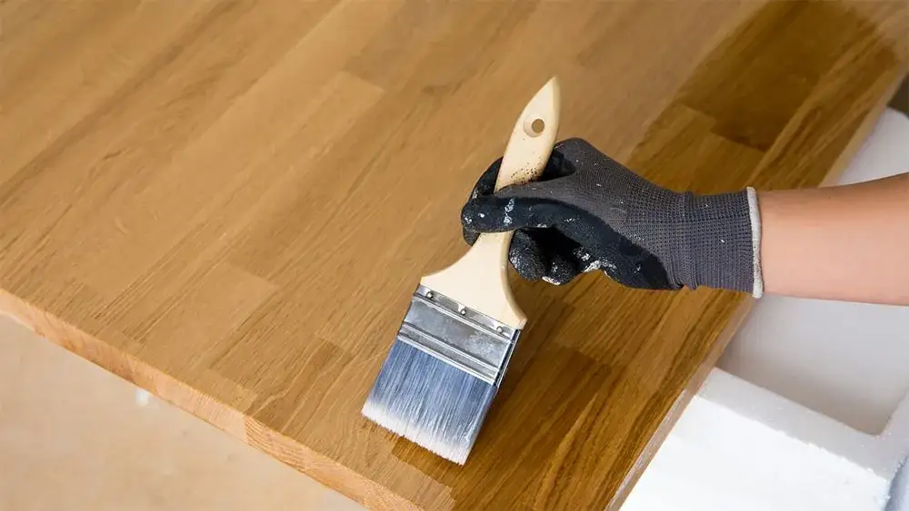 Zdjęcie Jak prawidłowo olejować blat drewniany: skuteczna pielęgnacja