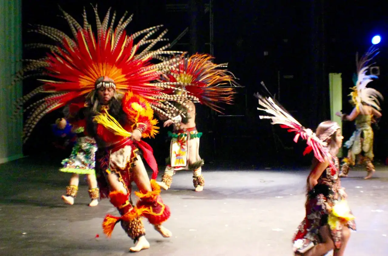 Tancerze w barwnych strojach z pi&oacute;ropuszami, prezentujący jedne z najpopularniejszych tańc&oacute;w świata.