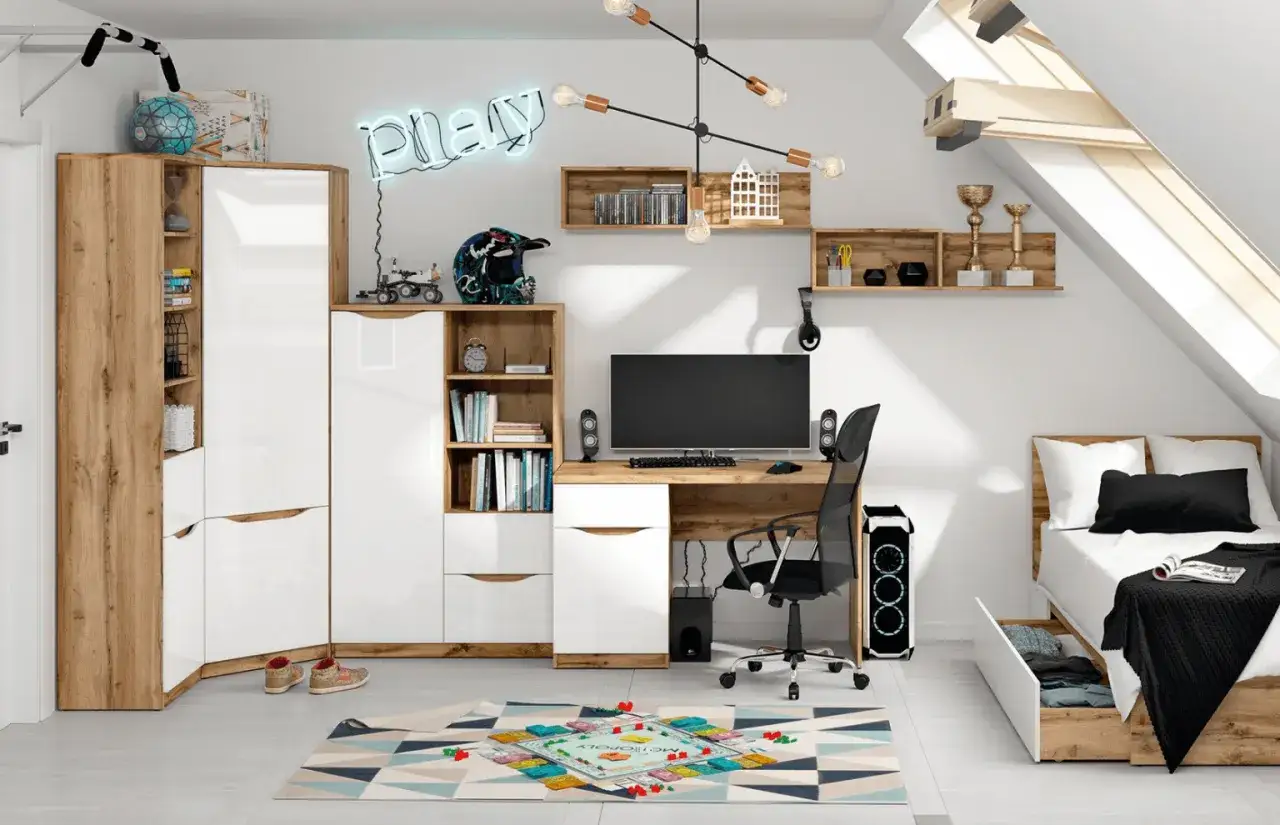 Nowoczesne pokoje na poddaszu dla nastolatk&oacute;w: biurko gamingowe, ł&oacute;żko, szafy i neonowy napis 