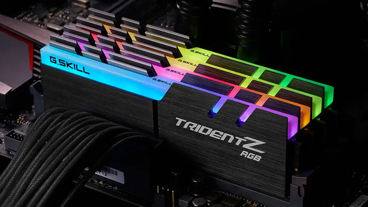 Pamięć RAM G.SKILL Trident Z RGB DDR5 64GB z podświetleniem RGB, gotowa do pracy.
