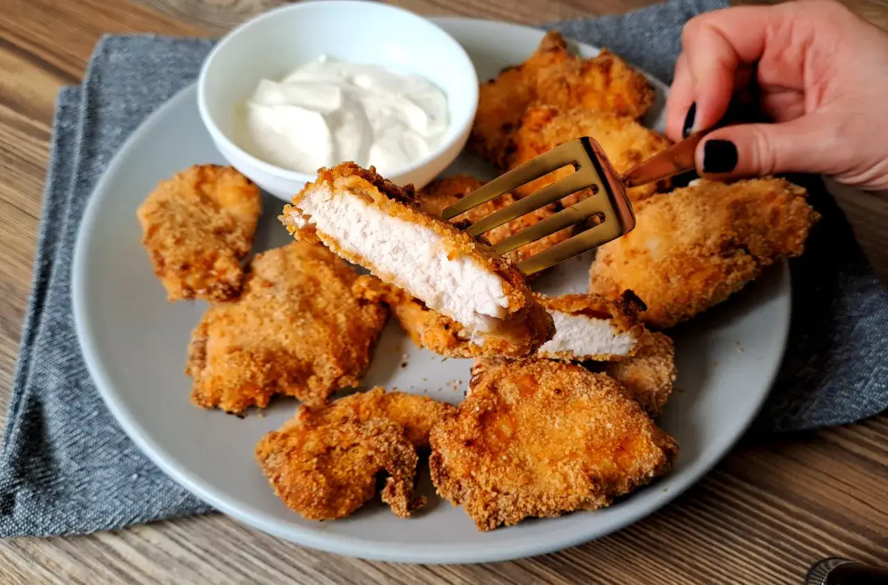 Chrupiące stripsy z kurczaka z airfryera bez kropli oleju, jak z KFC. Soczyste w środku, idealne z sosem.