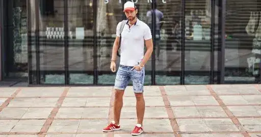 koszula włożona w spodnie chinosy jeansy szorty por&oacute;wnanie