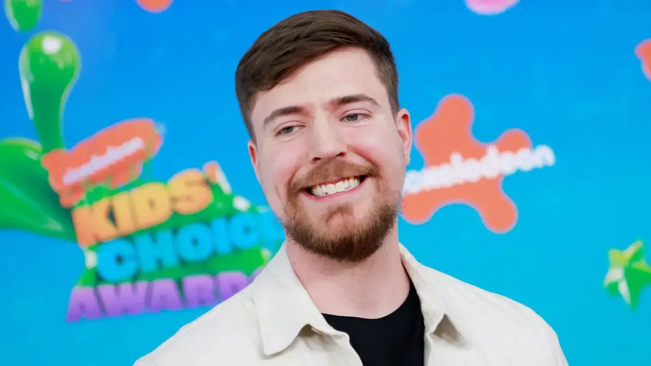 Uśmiechnięty MrBeast na tle logo Kids' Choice Awards. Wszyscy fani zastanawiają się, czy Mister Beast żyje, a on śmieje się w najlepsze.