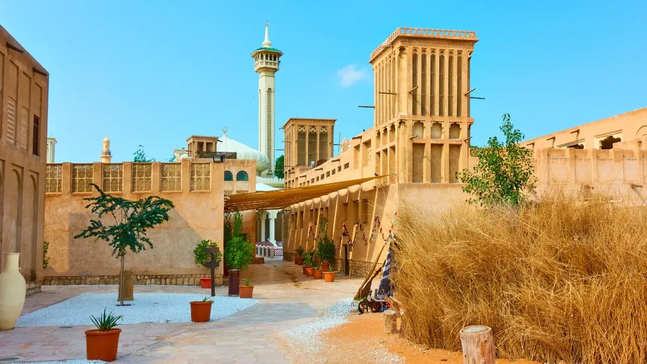 Kontrast między historyczną dzielnicą Al Fahidi a nowoczesnymi wieżowcami Dubaju w tle