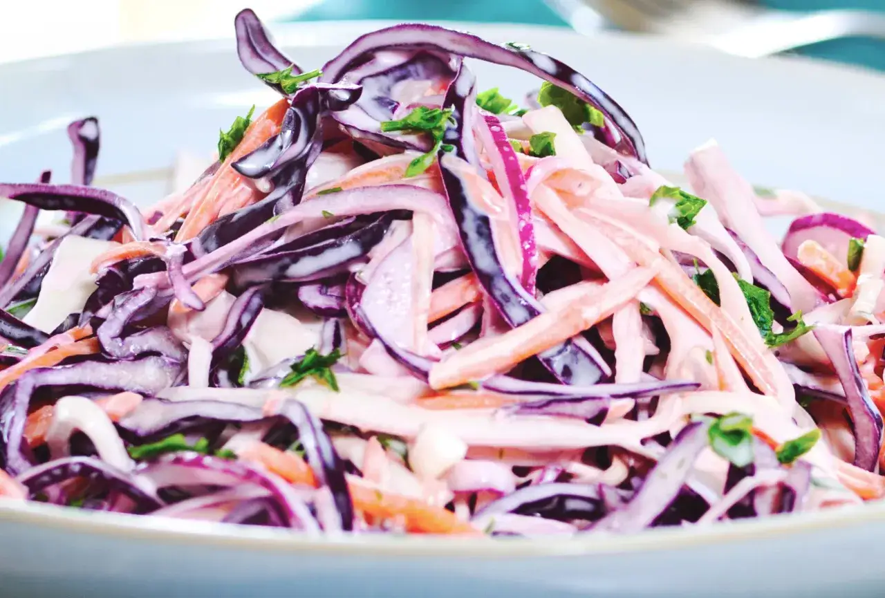 Surówka z czerwonej kapusty i marchewki w kremowym sosie. Idealna, gdy przegryzie się przez 30 minut.