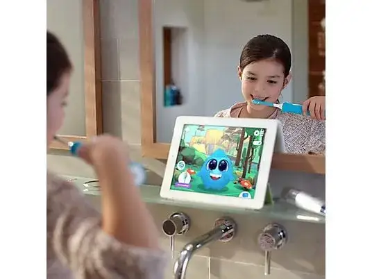 dziecko z tabletem myjące zęby aplikacja szczoteczka soniczna
