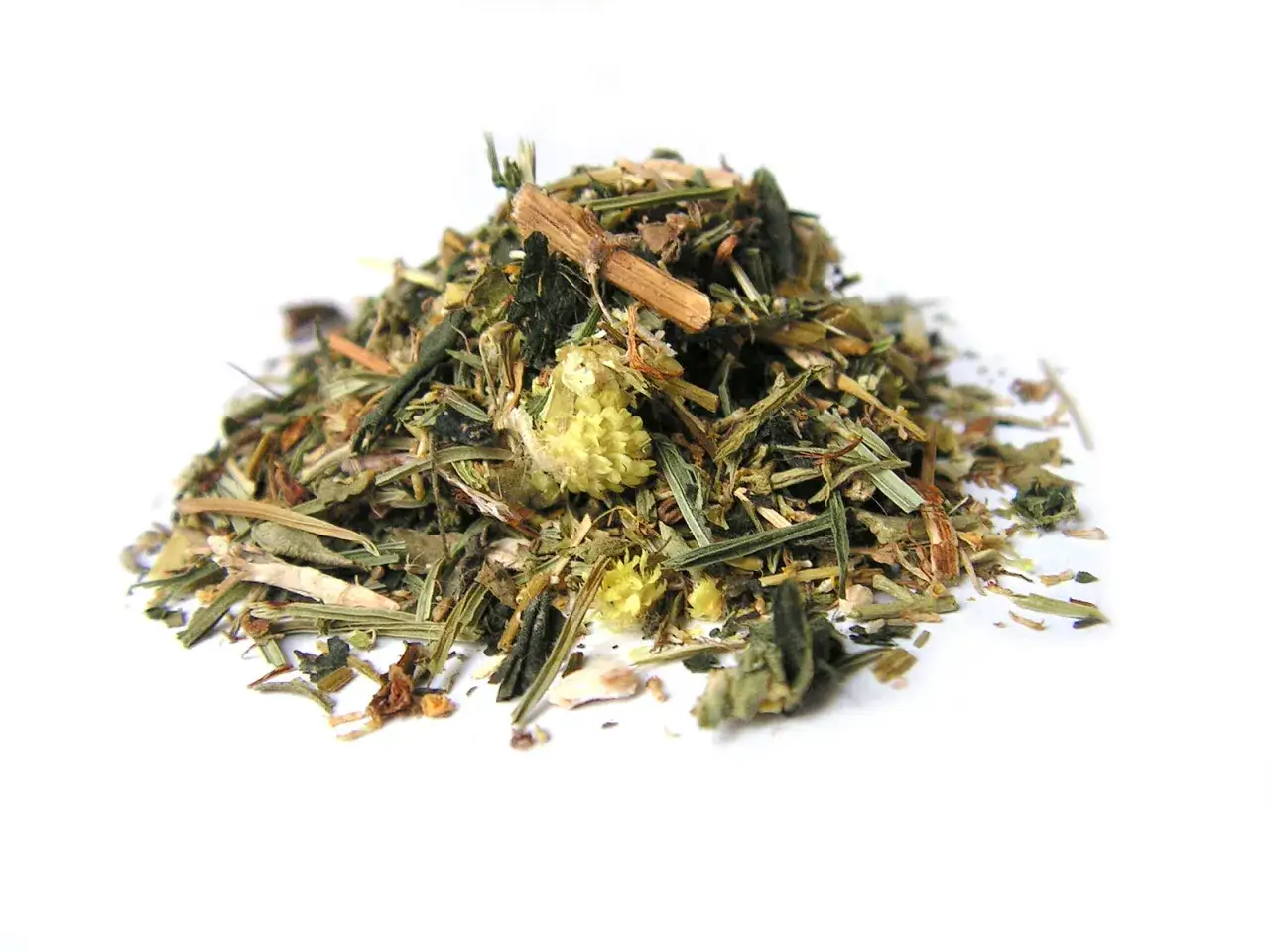 Kopiec suszonych zi&oacute;ł, przypominający babcine sposoby na alergię. Widać fragmenty łodyg, liści i ż&oacute;łte kwiatostany.