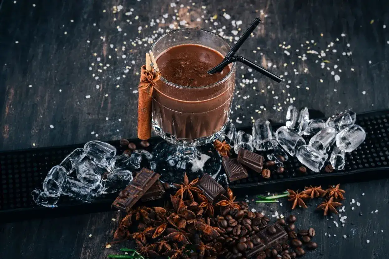 Pyszny likier czekoladowy przepis: czekolada, kawa, anyż i laska cynamonu tworzą idealną kompozycję.
