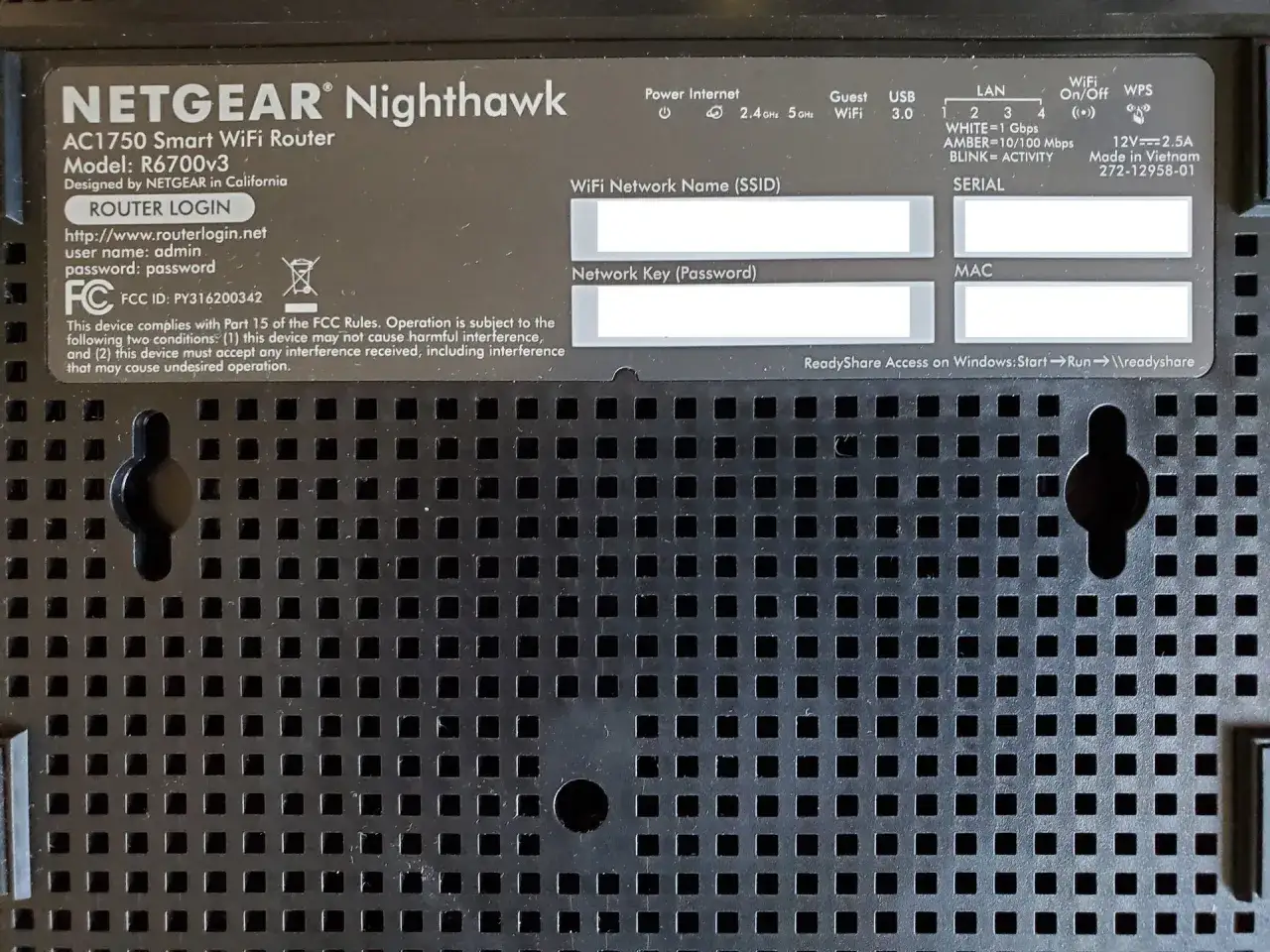 Na spodzie routera Netgear Nighthawk AC1750 widnieje etykieta z informacjami o sieci WiFi, w tym pole na hasło do sieci WiFi.