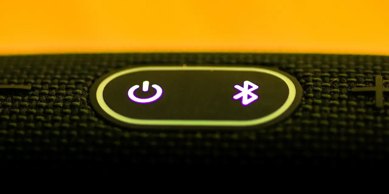 Przycisk zasilania i ikona Bluetooth świecące na fioletowo. Czy bluetooth działa bez internetu? Tak, ta technologia nie potrzebuje sieci.