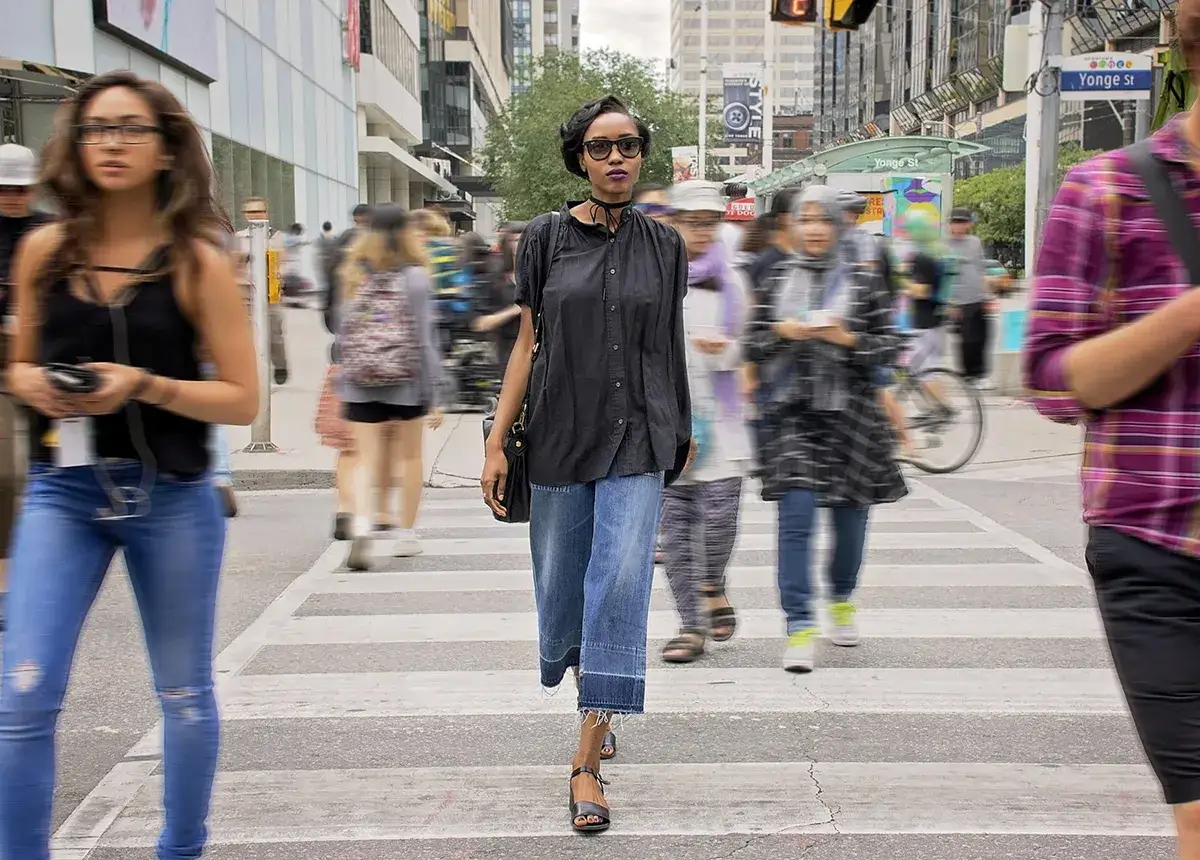 Stylizacje szerokie spodnie 7/8 z r&oacute;żnymi butami