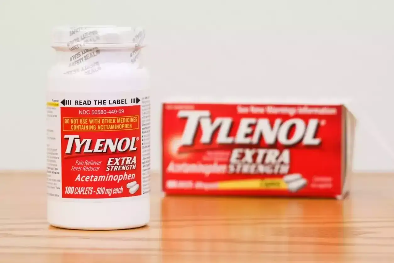 Butelka i pudełko Tylenolu Extra Strength. Zastanawiasz się, czy można łączyć paracetamol z ibuprofenem? Zawsze czytaj etykietę.