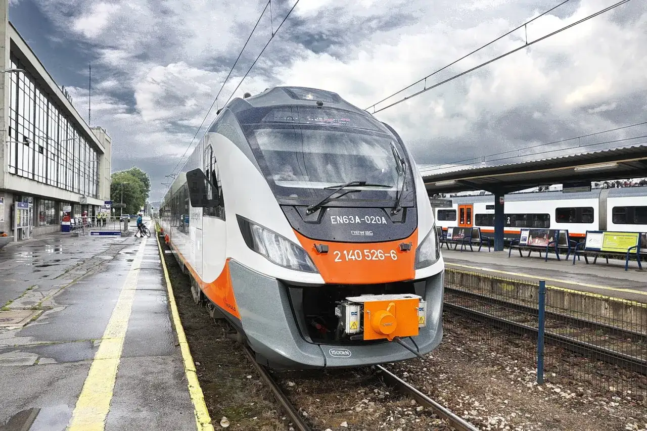 Nowoczesny pociąg Impuls na peronie, gotowy do podróży z Kielc do Krakowa.