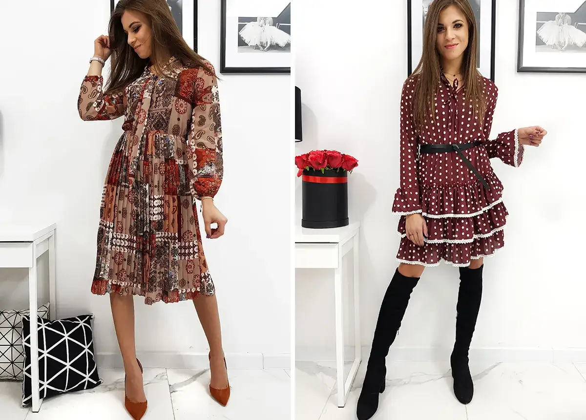 Dwie kobiety prezentują sukienki w styl retro: jedna w brązowo-beżowy wzór, druga w bordową w grochy.