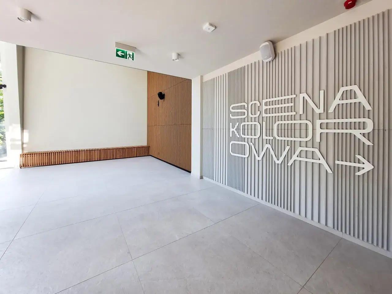 Nowoczesne foyer teatru z napisem 